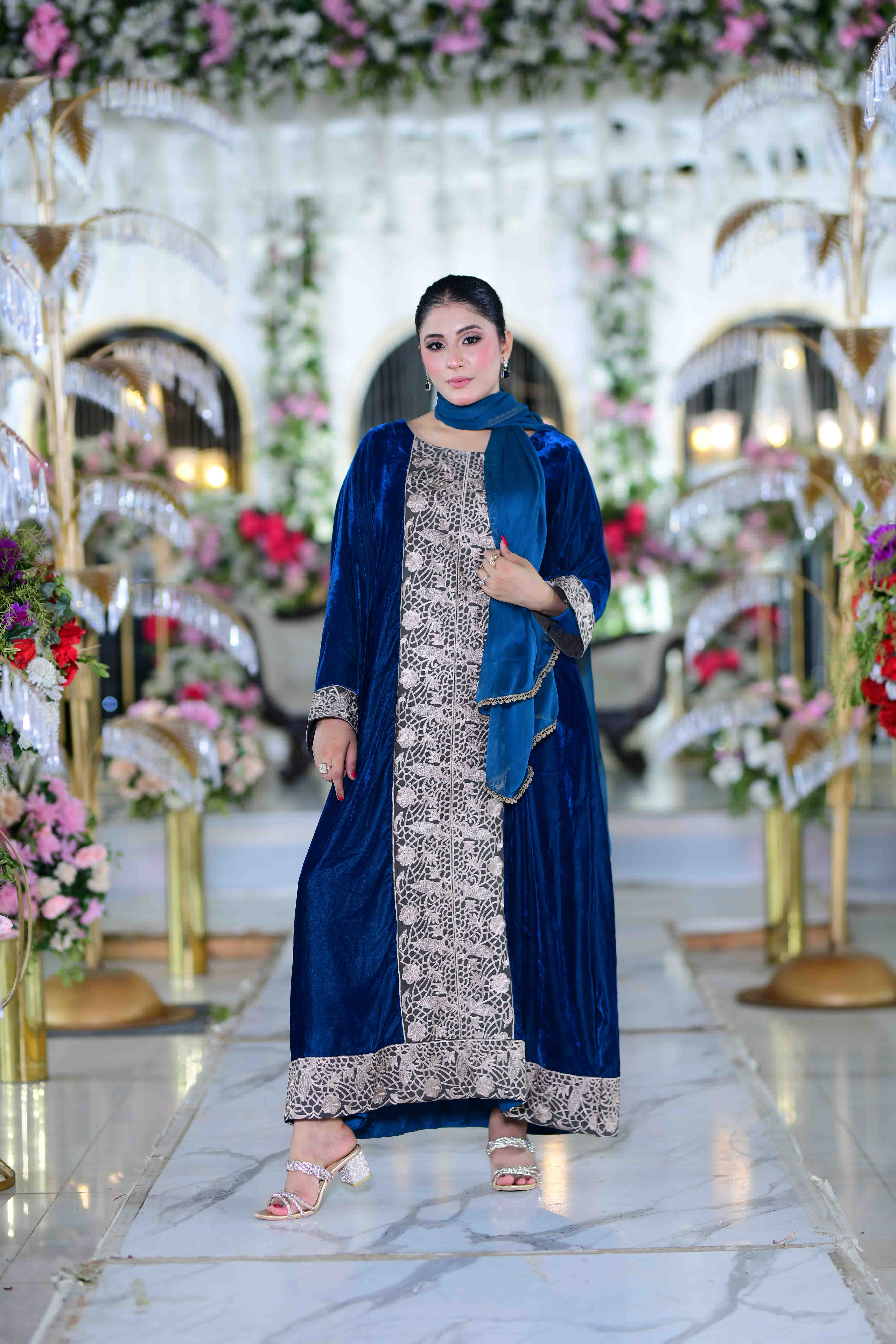Velvet Elegance – Exquisite Emirati Mukhawar Set with Organza Headscarf - Image 5