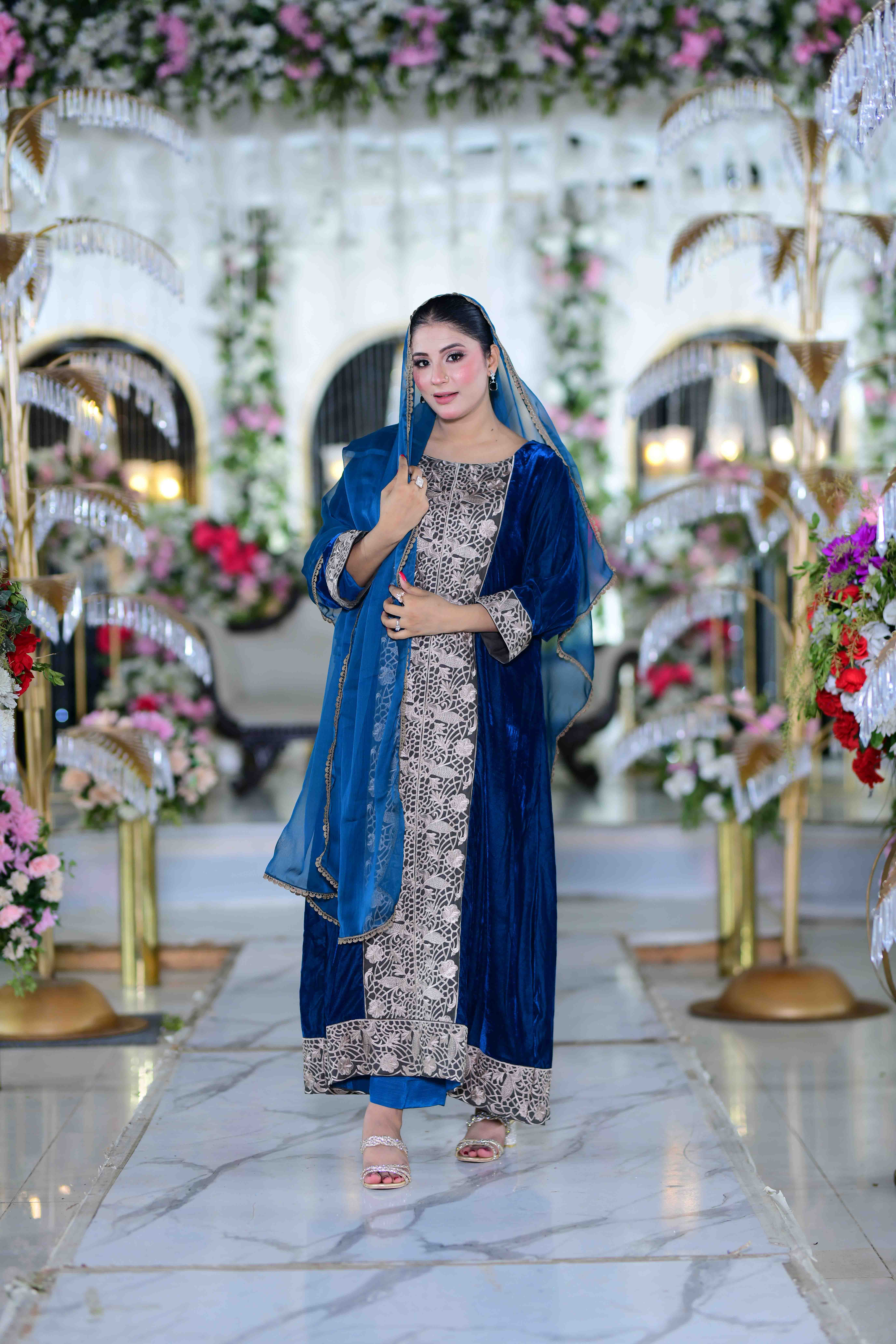 Velvet Elegance – Exquisite Emirati Mukhawar Set with Organza Headscarf - Image 3